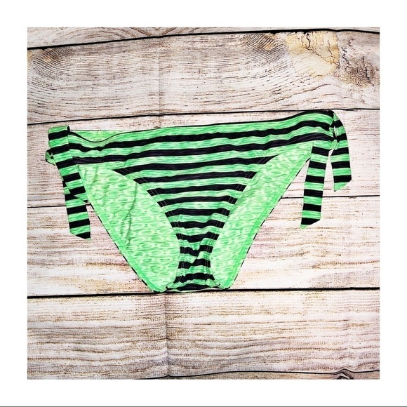 Oakley Green and Black Reversible swim bottom Size M/L - Picture 1 of 7